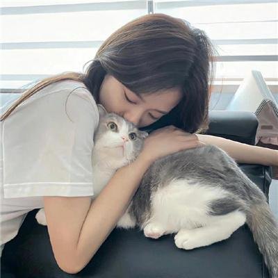 穿白丝绸的女人